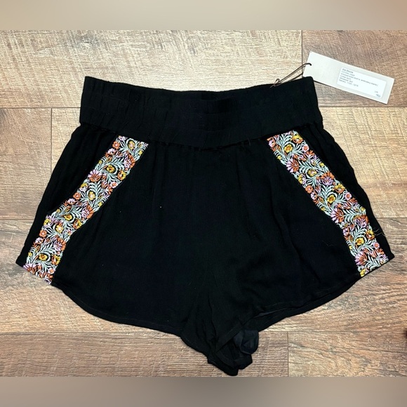 NWT Chloe Oliver “Gia” 2 Piece Set W/ Embroidery Size Small - Picture 5 of 7